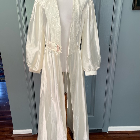 Val.Mode Vantage Lace Trim Embroidery detail ivory Long Robe. Size Medium - Picture 12 of 15